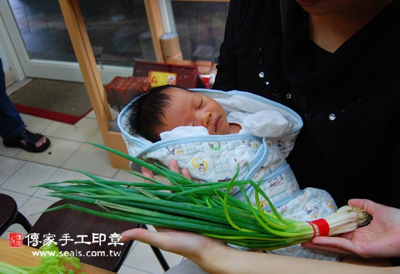李寶寶(新北永和區嬰兒寶寶滿月剃頭理髮、免費嬰兒剃胎毛儀式吉祥話)。中國風會場，爸媽寶貝免費穿「日中韓」古裝禮服。專業拍照、DVD光碟、證書。★購買「臍帶章、肚臍章、胎毛筆刷印章」贈送：剃頭、收涎、抓周，三選一。 2015.10.31 照片12